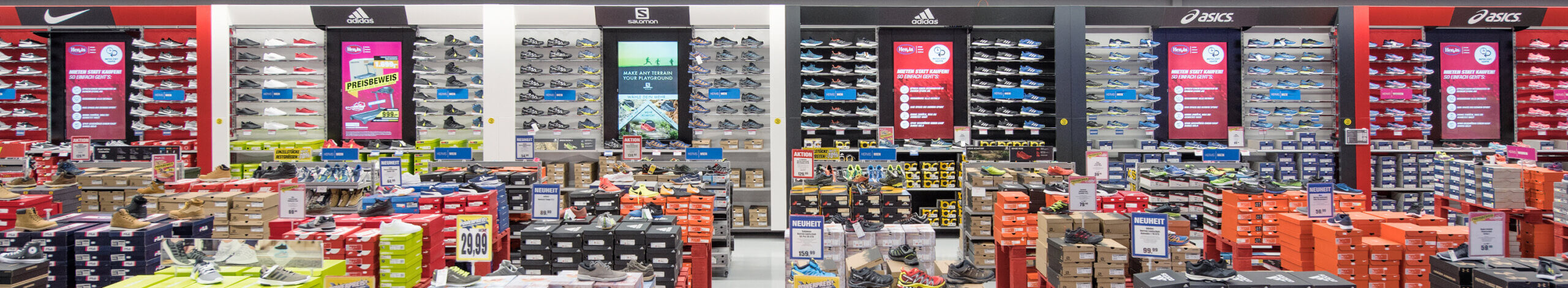 retail-digital-signage-hervis-peakmedia-scaled.jpg
